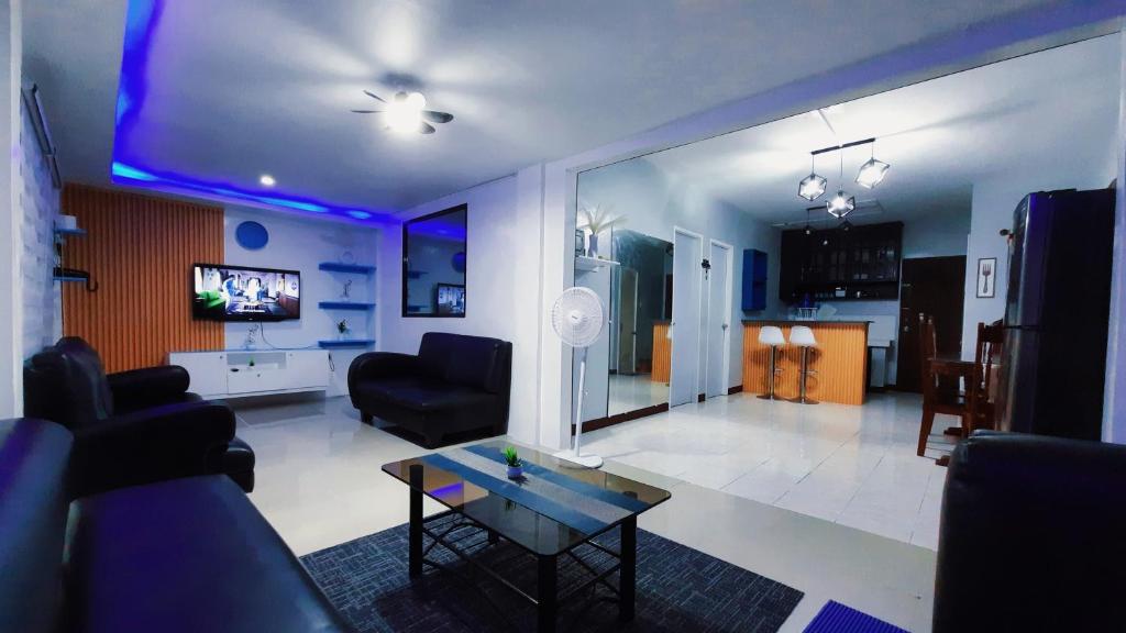 TV a/nebo společenská místnost v ubytování YAM Gensan Transient