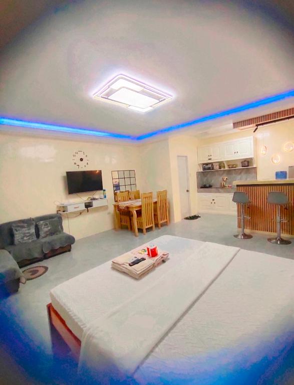 ein Schlafzimmer mit einem großen Bett und ein Wohnzimmer in der Unterkunft Wyne's Tiny House near Royal Farm Resort in Dipolog City