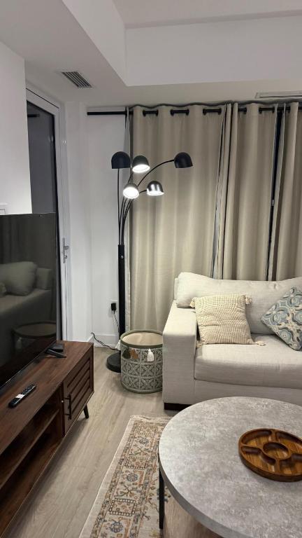 Χώρος καθιστικού στο 1 Bdr-Den spacious Full luxury apartment