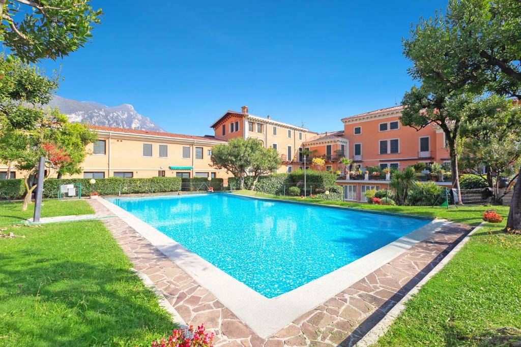 加尔尼亚诺Lake Front Bogliaco - Happy Rentals的一座位于庭院内的游泳池,其建筑背景为:
