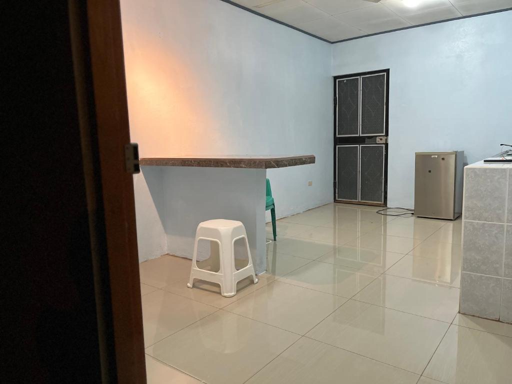 UpalaにあるApartamento Río Niñoの床にテーブルと椅子が置かれた部屋