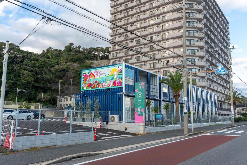 勝浦市にあるHOTEL R9 The Yard Katsuraの看板のある建物