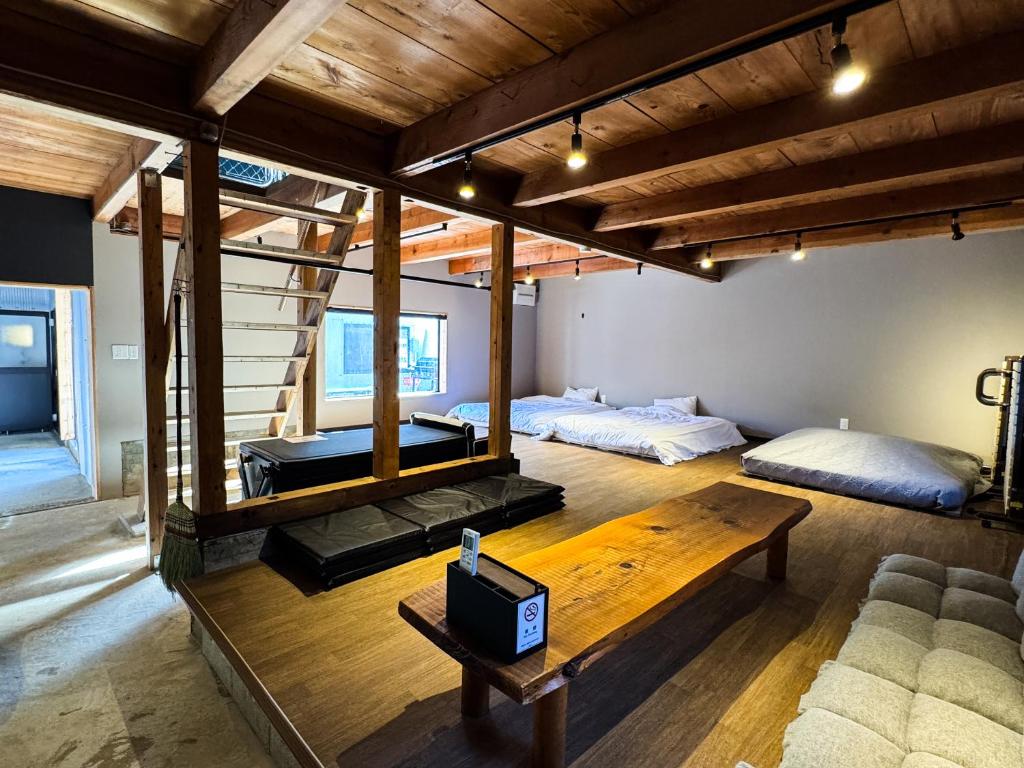 淡路市にあるRockstar Villa 江井浜STYLEのベッド2台とテーブルが備わる広い客室です。