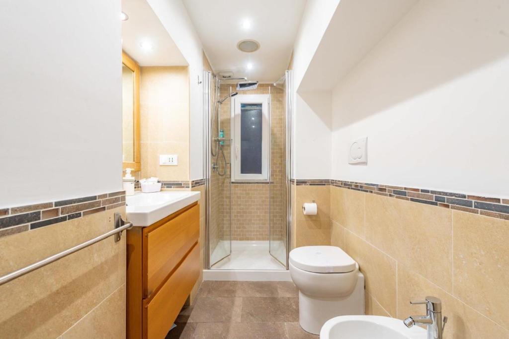 a bathroom with a toilet and a shower and a sink at La bella Flora in Ariccia