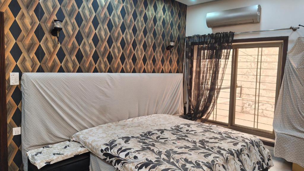 Ένα ή περισσότερα κρεβάτια σε δωμάτιο στο Cozy stay near Riphah International University