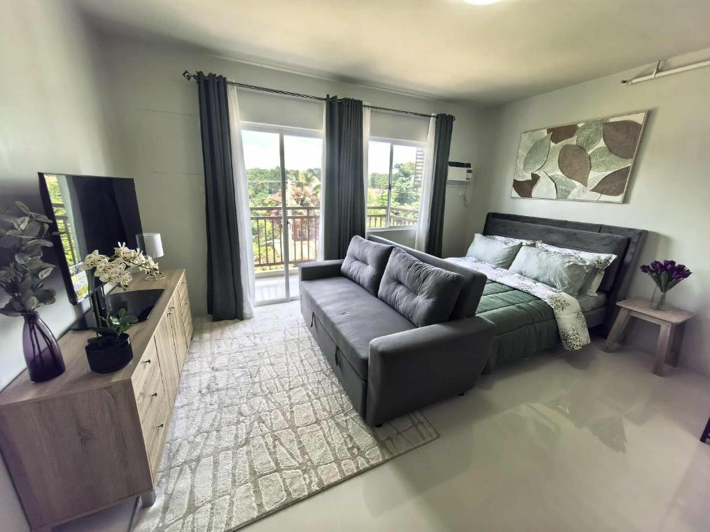 Μια τηλεόραση ή/και κέντρο ψυχαγωγίας στο Stylish Condo Studio, Neflix, Pool, Balcony and near Airport