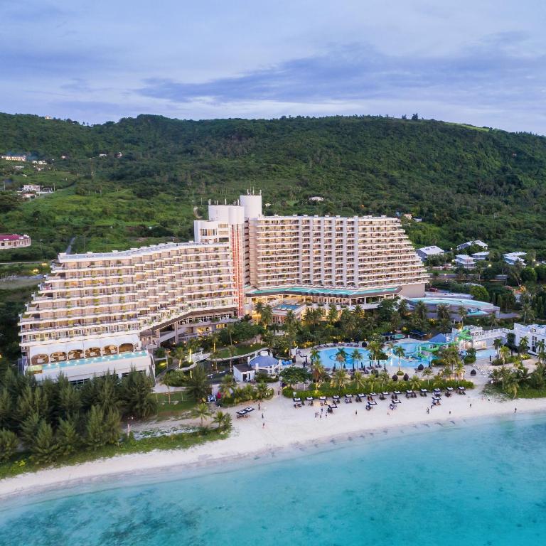 una vista aérea de un resort en la playa en Kensington Hotel Saipan, en San Roque