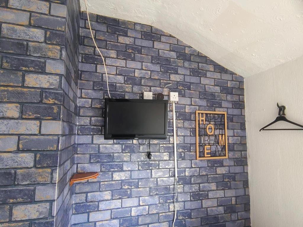 Μια τηλεόραση ή/και κέντρο ψυχαγωγίας στο Suncrest Hotel