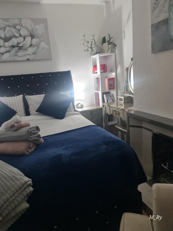 Postel nebo postele na pokoji v ubytování Porcupine Cave