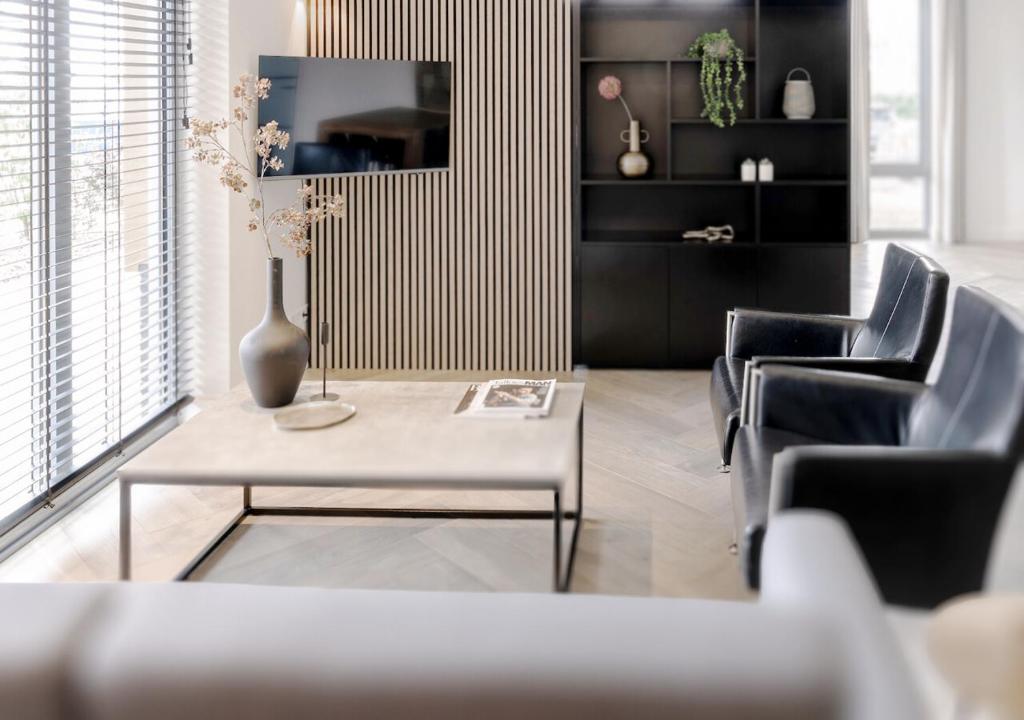 a living room with a table and chairs at 4-bed Apartment Kitchen Free Parking in Ledeacker