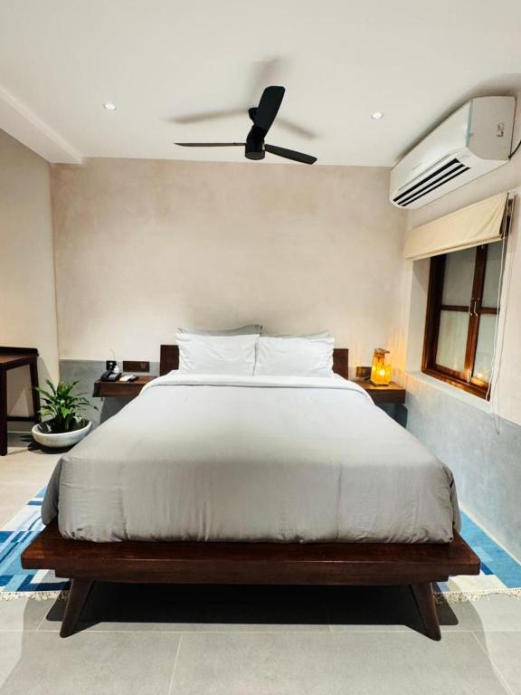 Ένα ή περισσότερα κρεβάτια σε δωμάτιο στο Delhi House