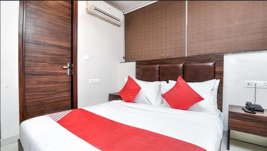 Ένα ή περισσότερα κρεβάτια σε δωμάτιο στο Hotel O Delhi Technological University Formerly Delta Five