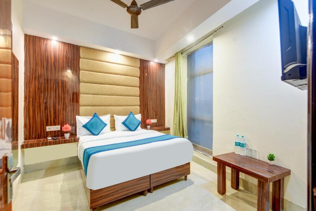 ein Hotelzimmer mit einem Bett und einem Fernseher in der Unterkunft Hotel Key Residency Near Delhi Airport kapashera in Neu-Delhi