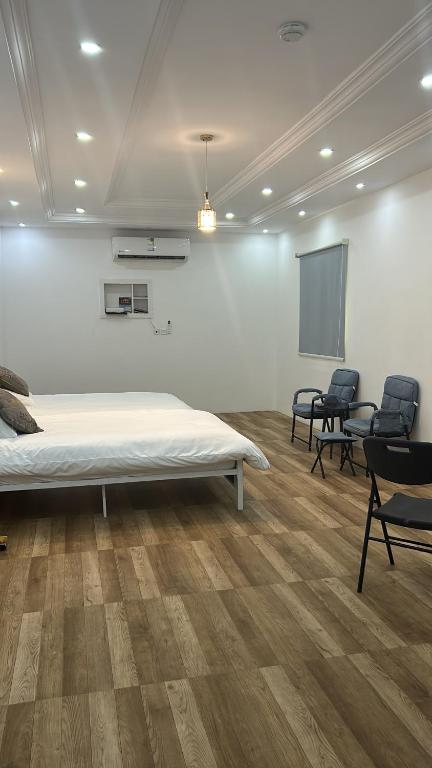 alula2 في العلا: غرفة بها سرير وكراسي وشاشة