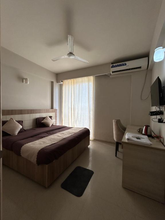 En eller flere senge i et værelse på shreejee residency