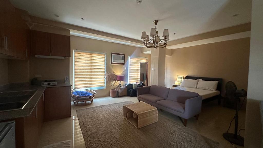 Posezení v ubytování Centrally Located Spacious Studio Near the Beach