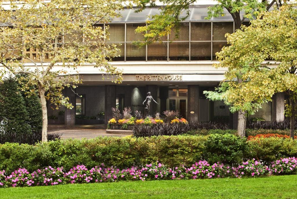 un edificio con un giardino fiorito di fronte ad esso di The Rittenhouse Hotel a Philadelphia