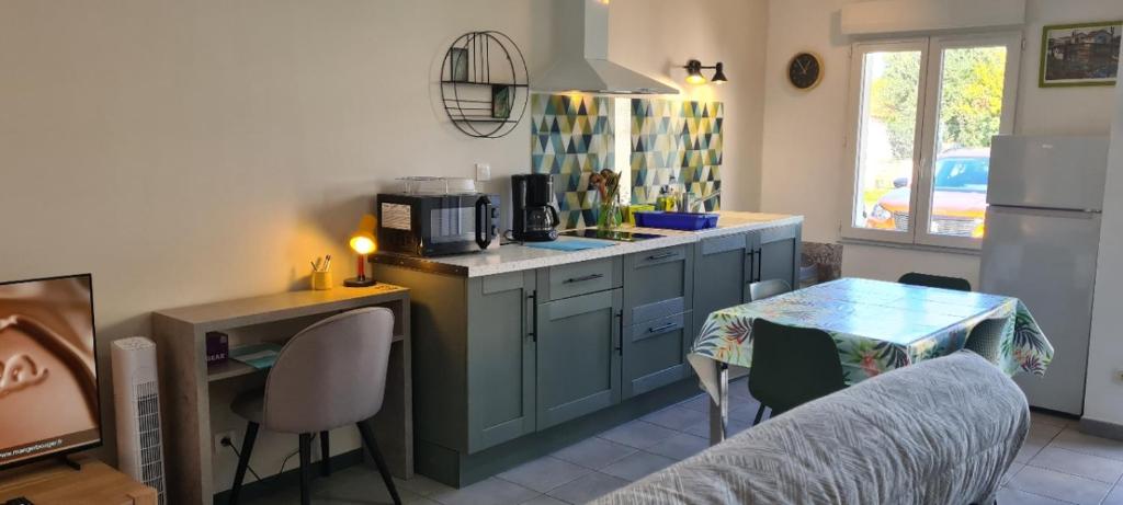 Kuchyň nebo kuchyňský kout v ubytování Les Sablines - T2 avec terrasse et parking 700m de l'océan - bébé bienvenu