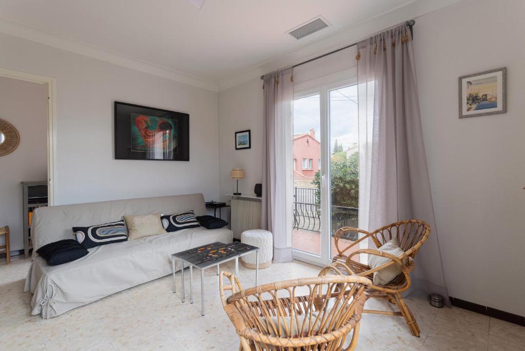 a living room with a couch and a window at Maison à Argelès in Argelès-sur-Mer