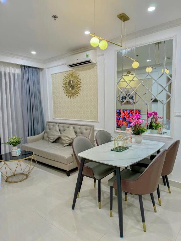a living room with a table and a couch at Minh Anh Apartment 3 in Thôn An Hòa