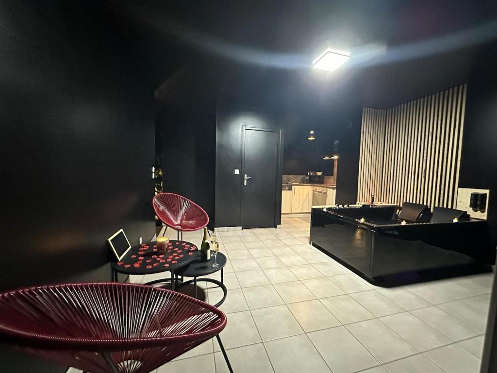 Posezení v ubytování L écrin Love room avec balnéo au coeur de Sedan