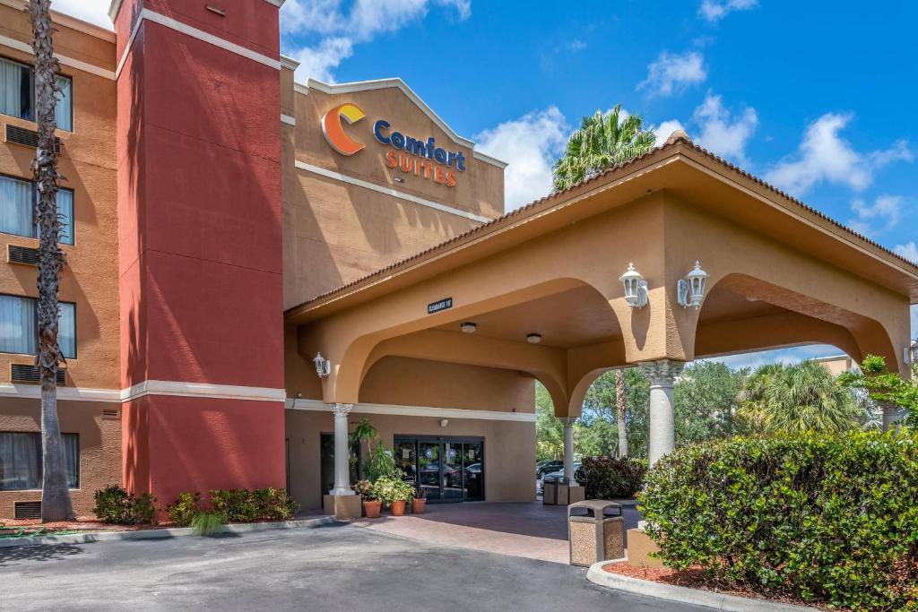 フォートピアースにあるComfort Suites Fort Pierce I-95の駐車場付き建物の正面