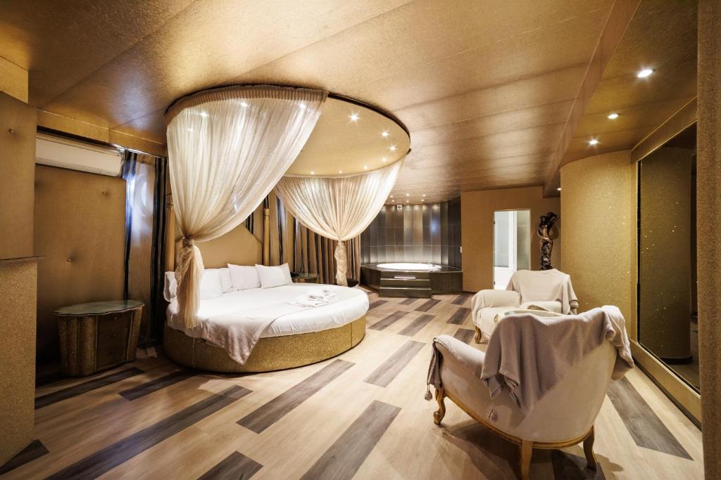 
Deluxe Suite with Spa Bath
