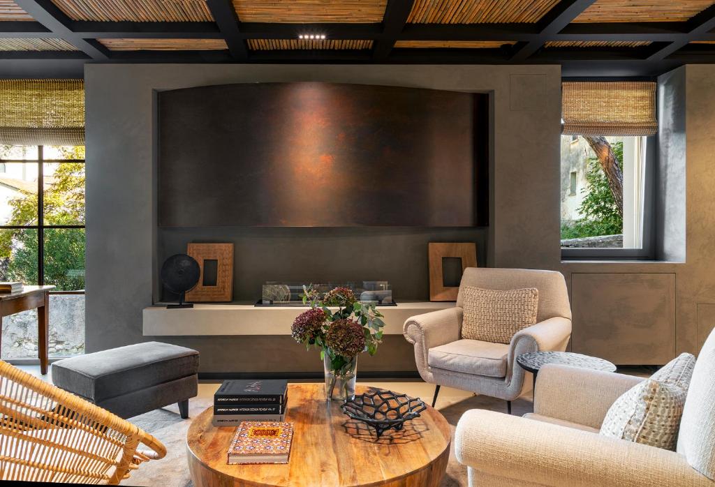 ein Wohnzimmer mit Tisch und Stühlen in der Unterkunft Il Mansio Vegan Hotel and Restaurant in Desenzano del Garda