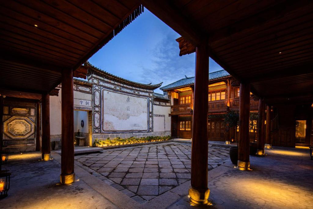 Una vista interior de un edificio con patio. en Xianju Bieyuan Guesthouse Hotel, en Dali Shuanglang