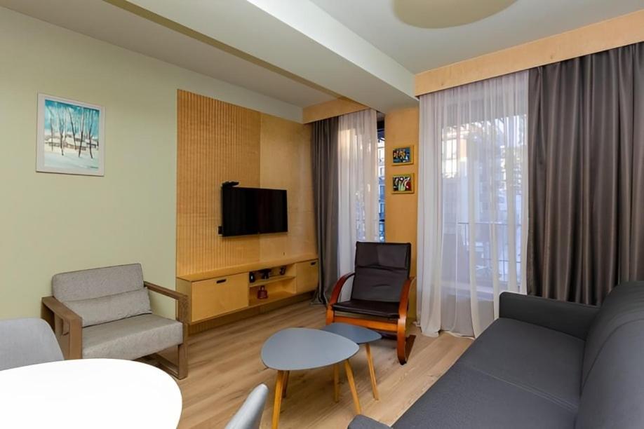 TV a/nebo společenská místnost v ubytování The 3rd floor 1BR apt 1 min from Kokhta