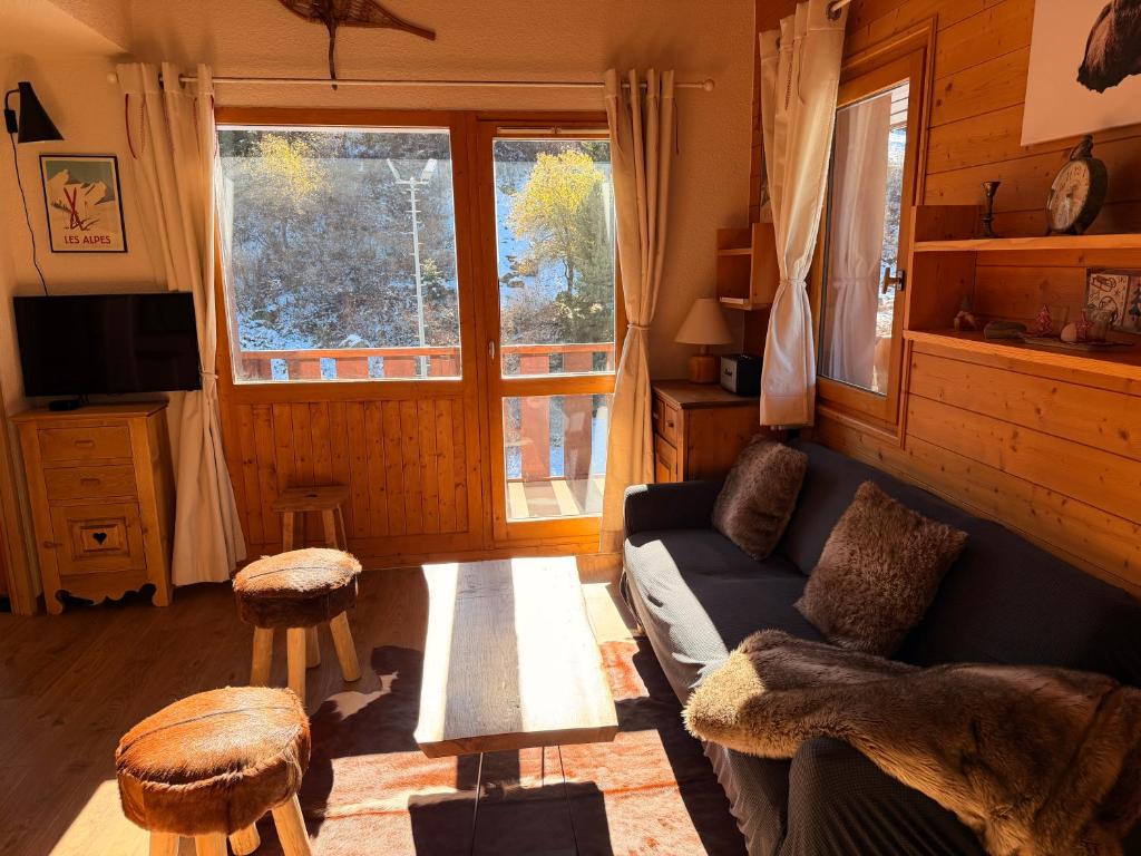 un salon avec un canapé et une table dans l'établissement Méribel Mottaret - Duplex - Plein sud - Pied des pistes, à Les Allues