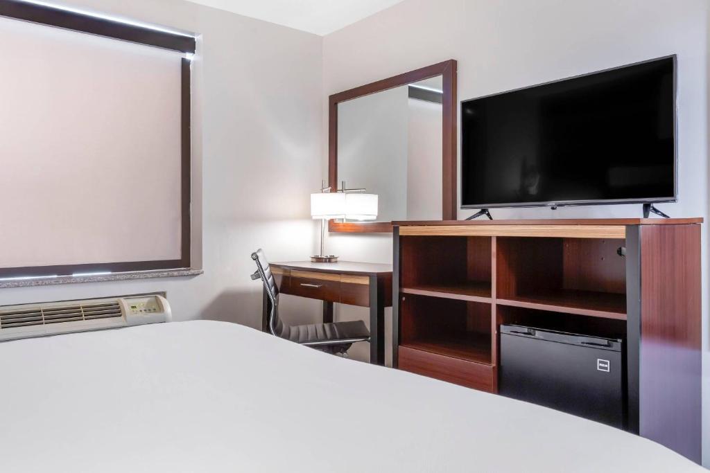 Avion Inn Near LGA Airport, an Ascend Collection Hotel - 1 King Bed