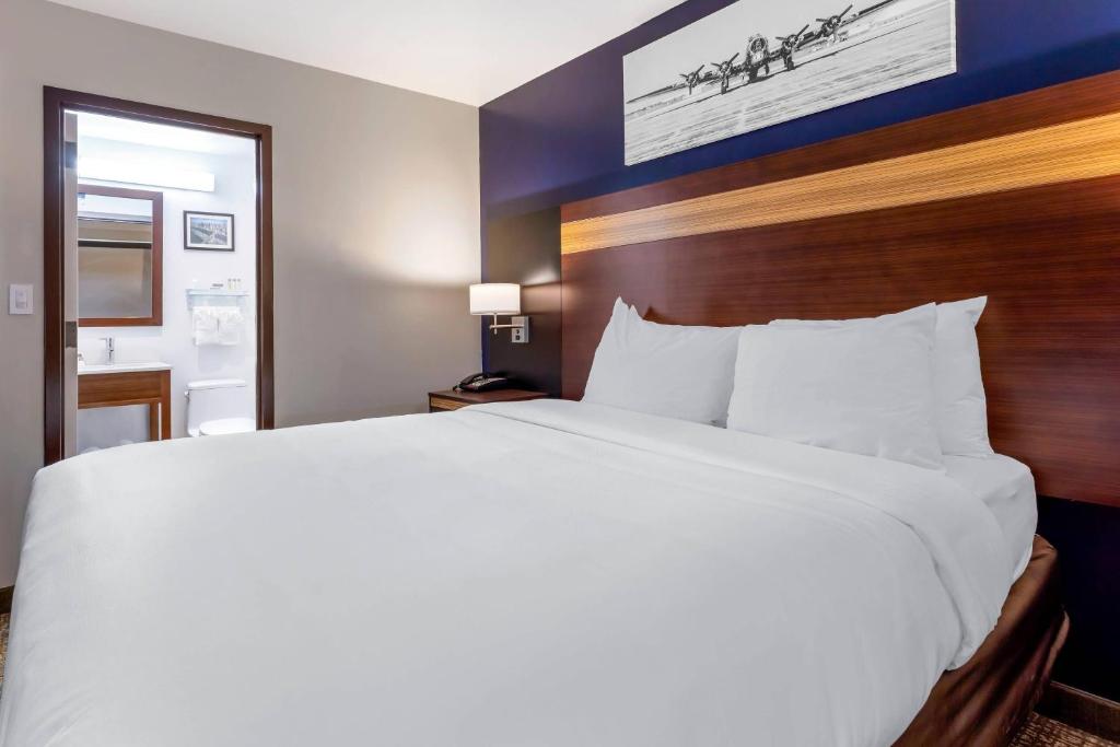 Avion Inn Near LGA Airport, an Ascend Collection Hotel - 1 Queen Bed