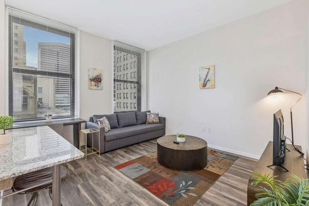 Χώρος καθιστικού στο Sky Central by CozySuites #11