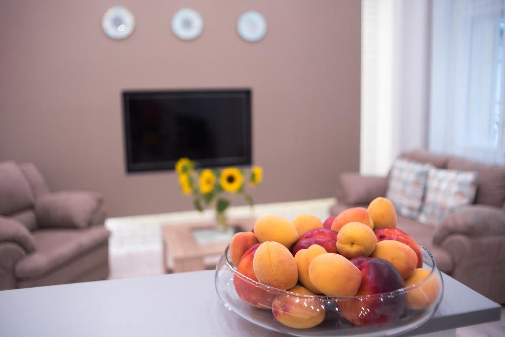 ブダペストにあるGerda Apartmentのリビングルームのテーブルに果物を置いた器