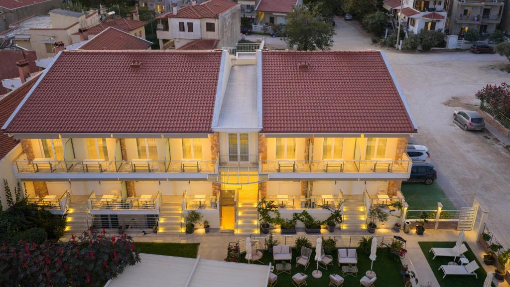 ニキティにあるNikiti Comfortの屋根付きの大家の空中風景