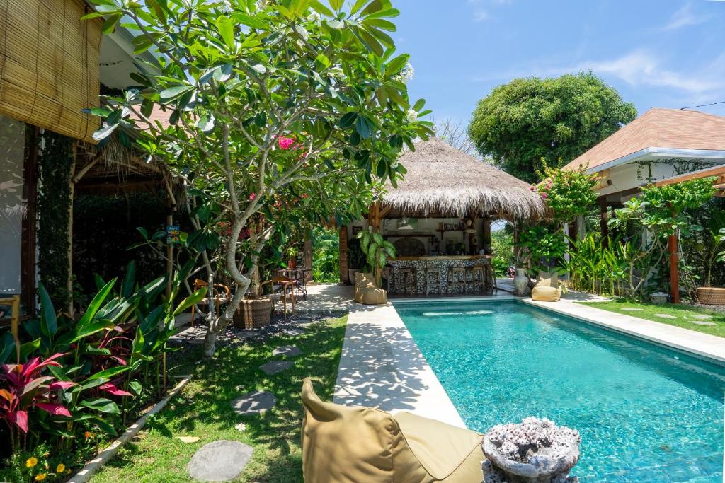 a swimming pool in the backyard of a villa at La Kreyiol in Uluwatu
