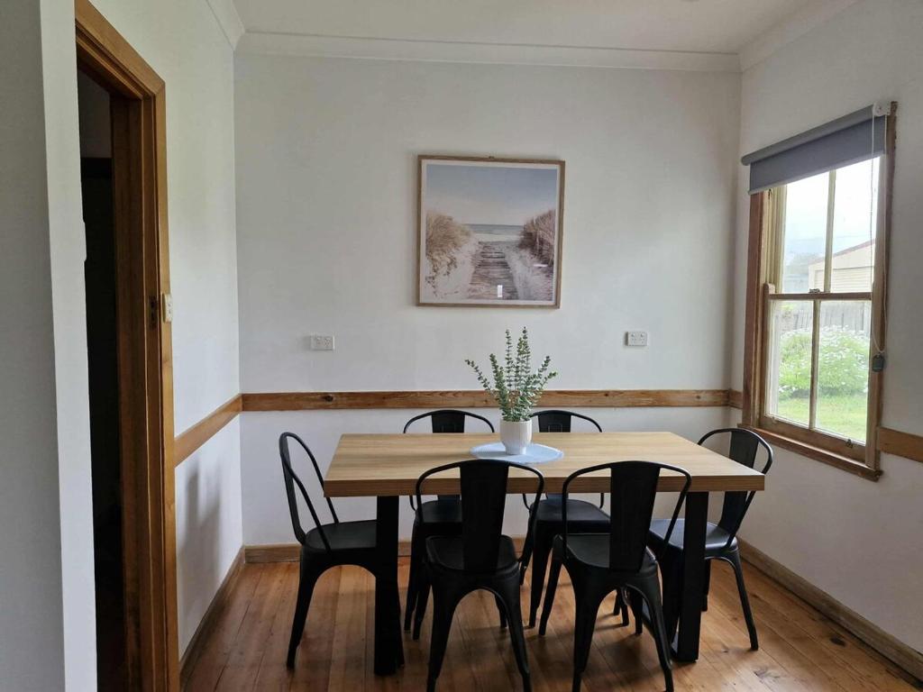 ein Esszimmer mit Tisch und Stühlen in der Unterkunft Seabreaze cottage sleeps 6 in Portland