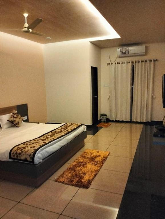 Ένα ή περισσότερα κρεβάτια σε δωμάτιο στο Hotel Krishna & Restaurent