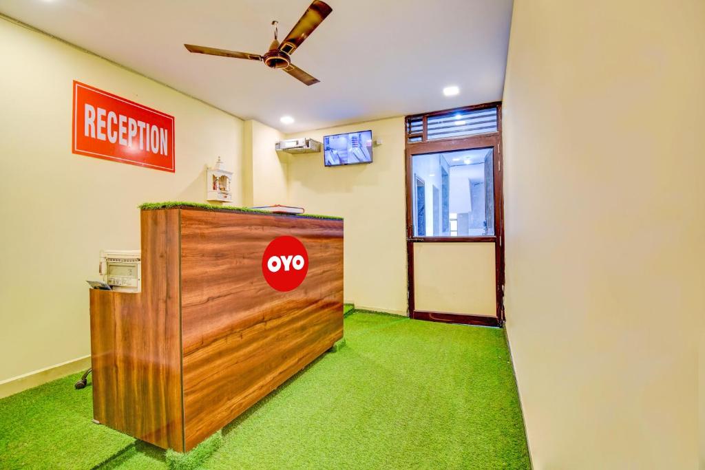 a room with a exit sign and a door at Hotel O Friendship Inn in New Delhi