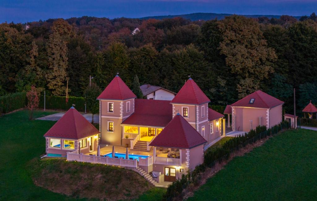 Sveti IlijaにあるDvori Perdedaj by Villas Guideの明かりが灯った大きな家の航空写真