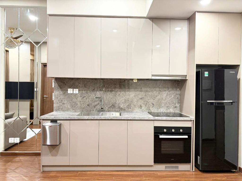 Η κουζίνα ή μικρή κουζίνα στο BB Luxury Apartment & Homestay - Masteri Waterfront - Vinhomes Ocean Park- Ha Noi