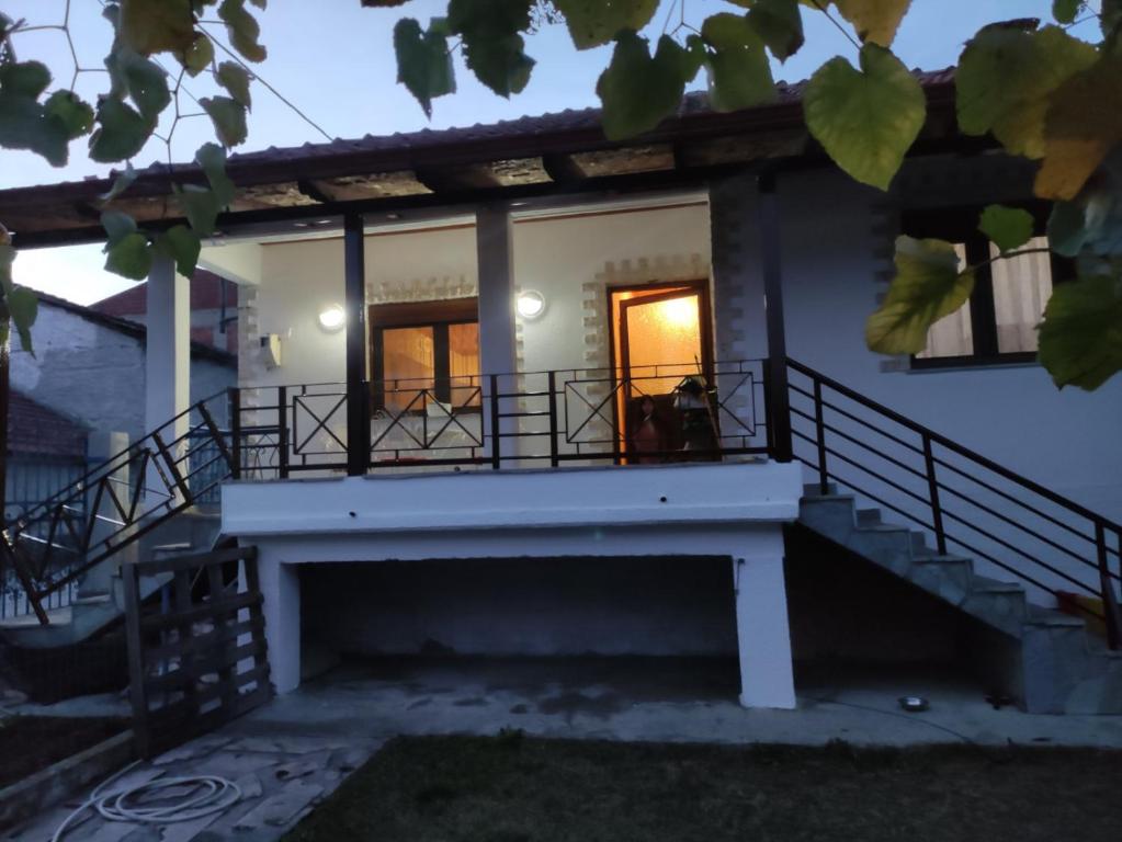 een huis met een trap die naar de voordeur leidt bij Rooster Retreat in Aridaía