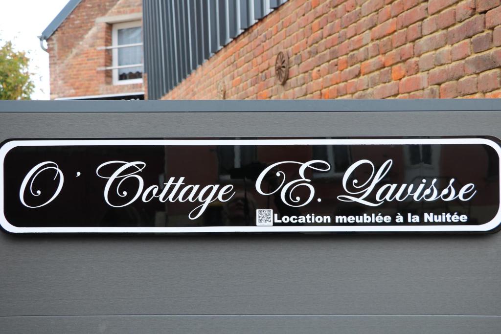 a sign for a furniture and couture boutique at O Cottage E Lavisse in Le Nouvion-en-Thiérache