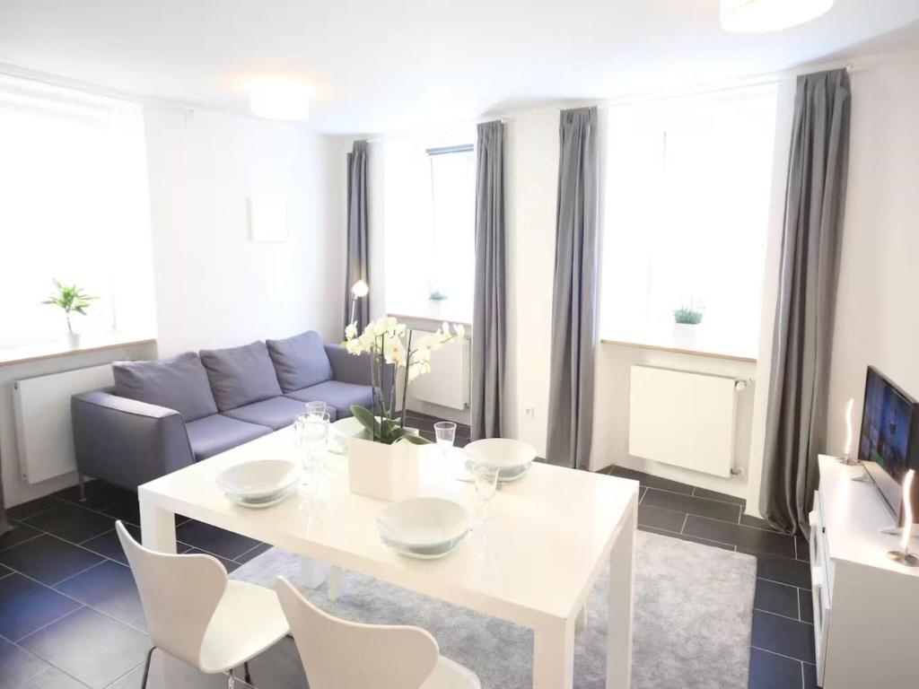 a living room with a white table and a couch at Hofhaus Land-Idylle in der Stadt in Mainz