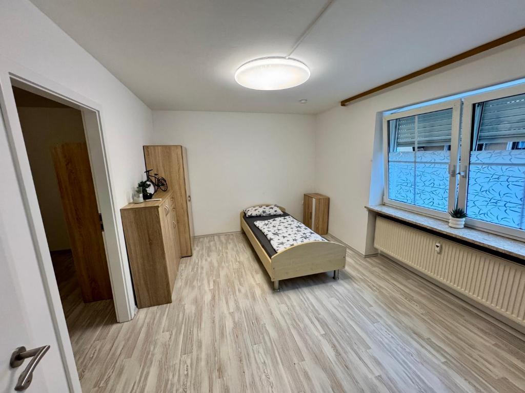 ノインブルク・フォルム・ヴァルトにあるWohnung Maric EG bis zu 2 Personenのベッドと窓のある部屋