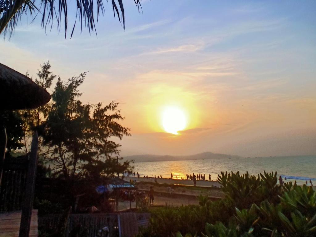 a sunset on the beach with the sun setting at Hoàng Nga 1 Homestay in Phan Thiet