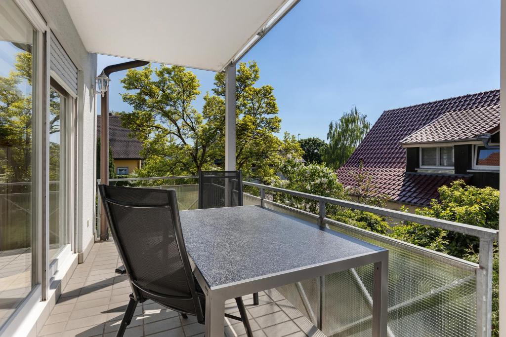 Casa di Napolitano 3 في Markelfingen: طاولة وكرسي على شرفة منزل