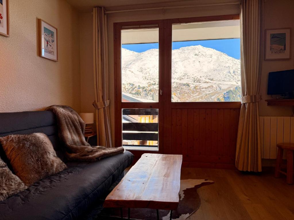 Cảnh núi rừng hoặc tầm nhìn ra núi từ căn hộ