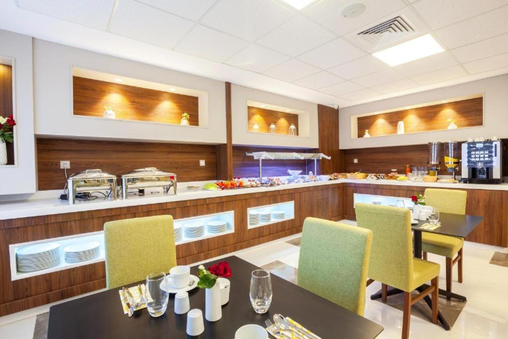 un ristorante con tavolo, sedie e bancone di alouane rabah a Orano